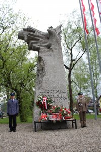 Warta honorowa policji oraz straży granicznej przy pomniku